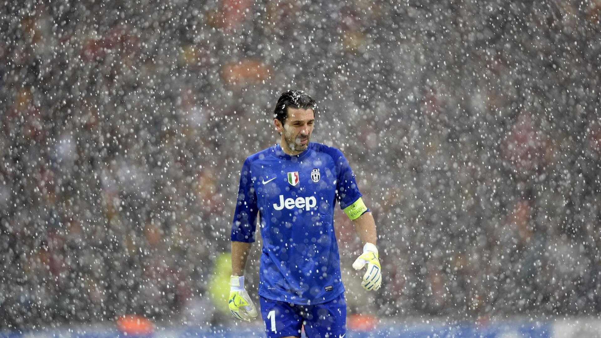 开云网页-“西甲攻防转换：精彩纷呈，球迷欢呼不断”，西甲防守